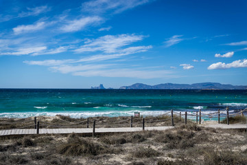 Holzweg durch die Dünen von Formentera (playa des ses illetes)