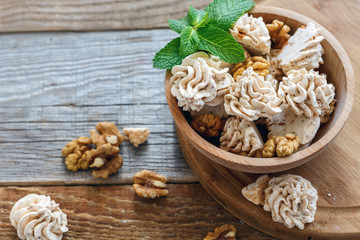 Delicate meringue with nuts.