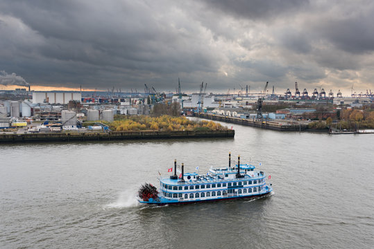 Hafen Hamburg mit Blick auf Containerterminal