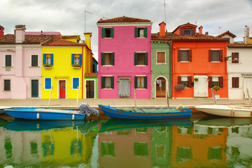 Fototapeta na wymiar Burano island in Venice and its colorful houses