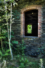 Fenster in einer Schieferwand