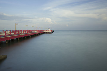 Obraz premium タイ国プラチュワップキーリーカン県の桟橋