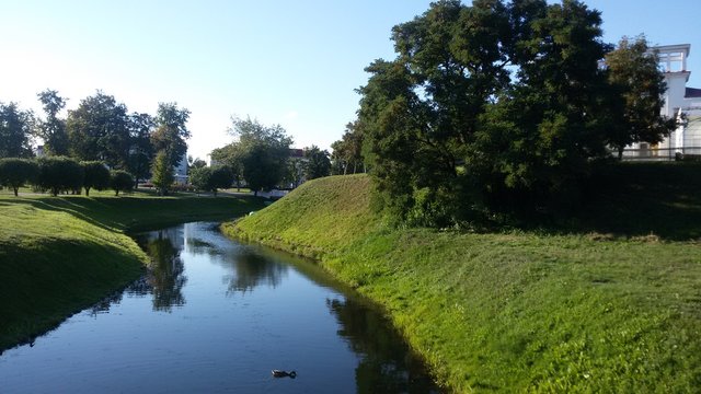 У реки