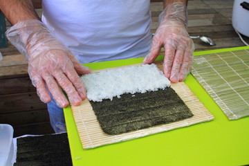 preparazione sushi piatto tipico del giappone