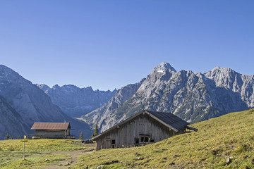 Fototapeta na wymiar Grasbergalm im Karwendelgebirge