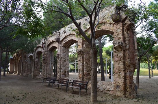 Acueducto en parque urbano El Clot de Barcelona.
