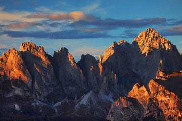 Naklejka premium Światło słońca nad górami Dolomity, Włochy, Europa