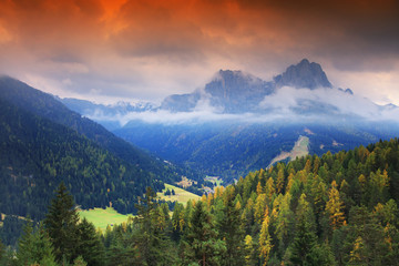Fototapeta premium Światło słońca nad górami Dolomity, Włochy, Europa