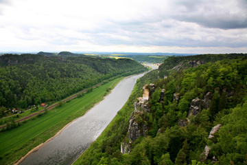 Fototapeta na wymiar Die Elbe in der Sächsischen Schweiz