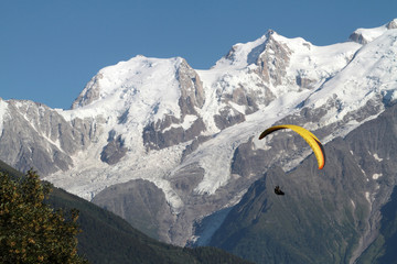 Vol d'un parapentiste en montagne.