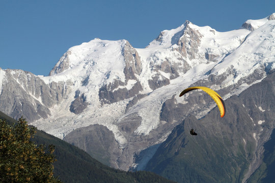 Vol d'un parapentiste en montagne.