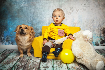 treuer Hund sitzt neben dem Kind