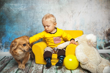 Kleinkind möchte mit dem Hund spielen