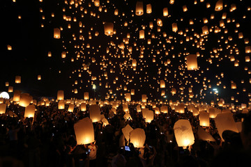 Floating lantern festival in Thailand © Oran Tantapakul