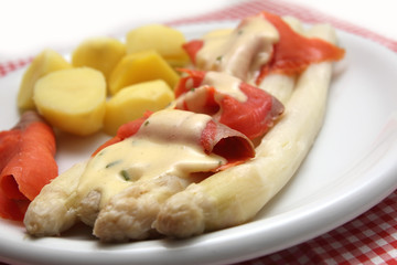 Spargel mit Räucherlachs und Kartoffeln 