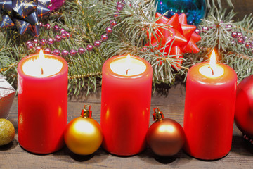 Adventskerzen, Weinachtsdekoration, Tannengrün