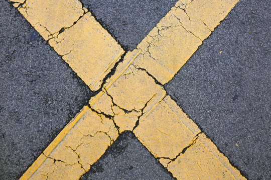 cruz equis aspa amarilla pintada sobre la carretera  U84A9200-f16