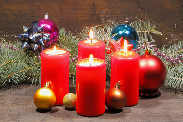 Adventskerzen, Weinachtsdekoration, Tannengrün