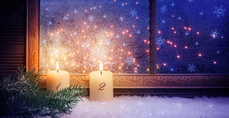2. Advent, zwei Kerzen im Fenster als Fensterschmuck