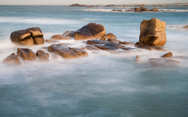 Felsen im Meer bei Meneham, Finistere,  Côte des Légendes, Bretagne, Frankreich