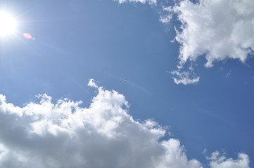 spadochron na slonecznym niebie