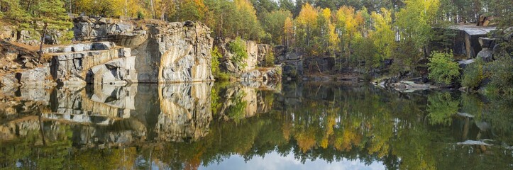 Fototapeta na wymiar great stones walls in autumn canyon with lake