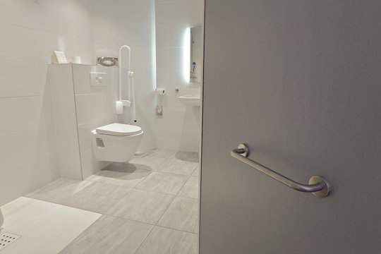 salle de bain équipée pour personnes handicapées