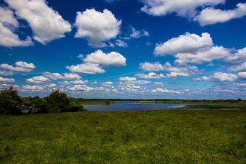 Wiese und See in Irland