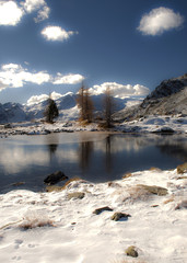 riflessi sul lao alpino in inverno