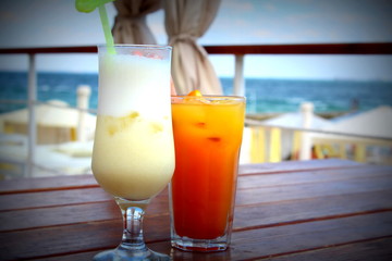 Two cocktails on the background of the sea