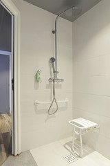 salle de bain douche équipée pour personnes handicapées