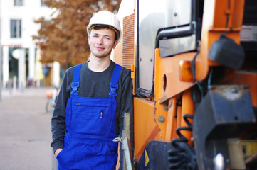 freundlich lächelnder Bauarbeiter auf der Baustelle 