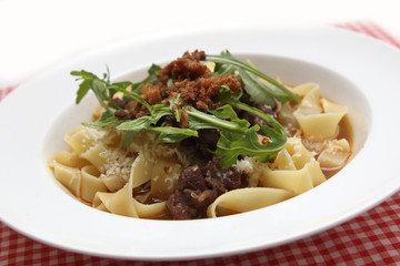 Gänseragout mit Tagliatelle und Rucola