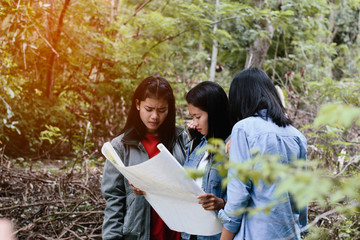 Naklejka premium A group of traveler girls searching direction on location map w