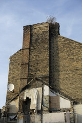 Traces de maison démolie