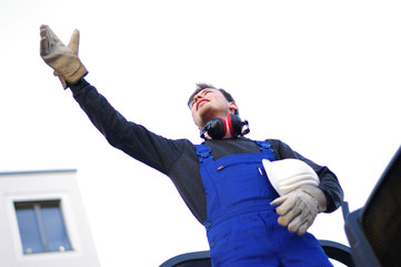 freundlich lächelnder Bauarbeiter auf der Baustelle 