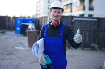 Mann mit Plänen auf der Baustelle, Planung 