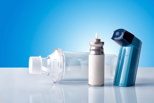 Cartridge inhaler and inhalation chamber with blue background fr