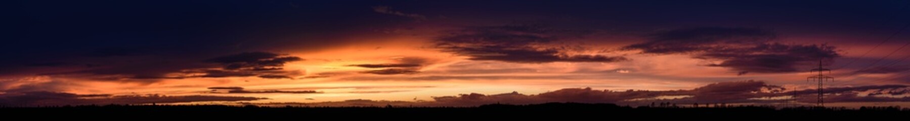 Fototapeta na wymiar Sonnenuntergang mit Stromtrasse