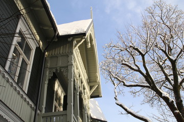 Fototapeta na wymiar Peaceful Winter Landscape. Winter snow falling on an executive home
