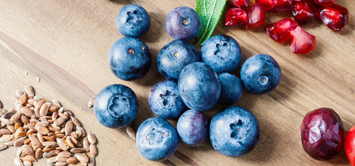 Superfood gesundes Frühstück / gesunde Mahlzeit aus Beeren, Nüssen und Cerialien