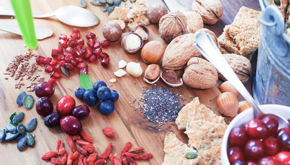 Superfood gesundes Frühstück / gesunde Mahlzeit aus Beeren, Nüssen und Cerialien