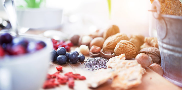 Superfood gesundes Fr&uuml;hst&uuml;ck / gesunde Mahlzeit aus Beeren, N&uuml;ssen und Cerialien