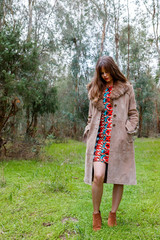 modelo femenina en bosque