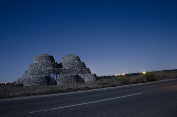 trulli salentini tipici della provincia di taranto di notte