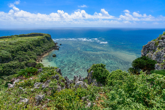 沖縄県　果報バンタの眺め