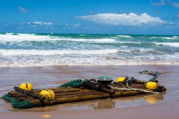 balsa de cañas en la playa
