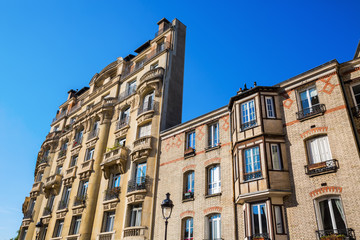 Fototapeta na wymiar facade of an old building in Paris