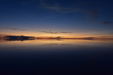 Fototapeta na wymiar Sunset at Salar de Uyuni, SW Bolivia