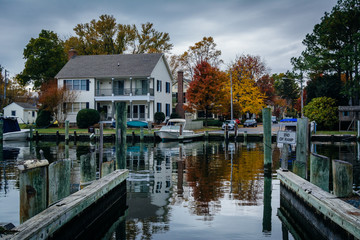 Fototapeta na wymiar House and autumn color along the harbor in St. Michaels, Marylan